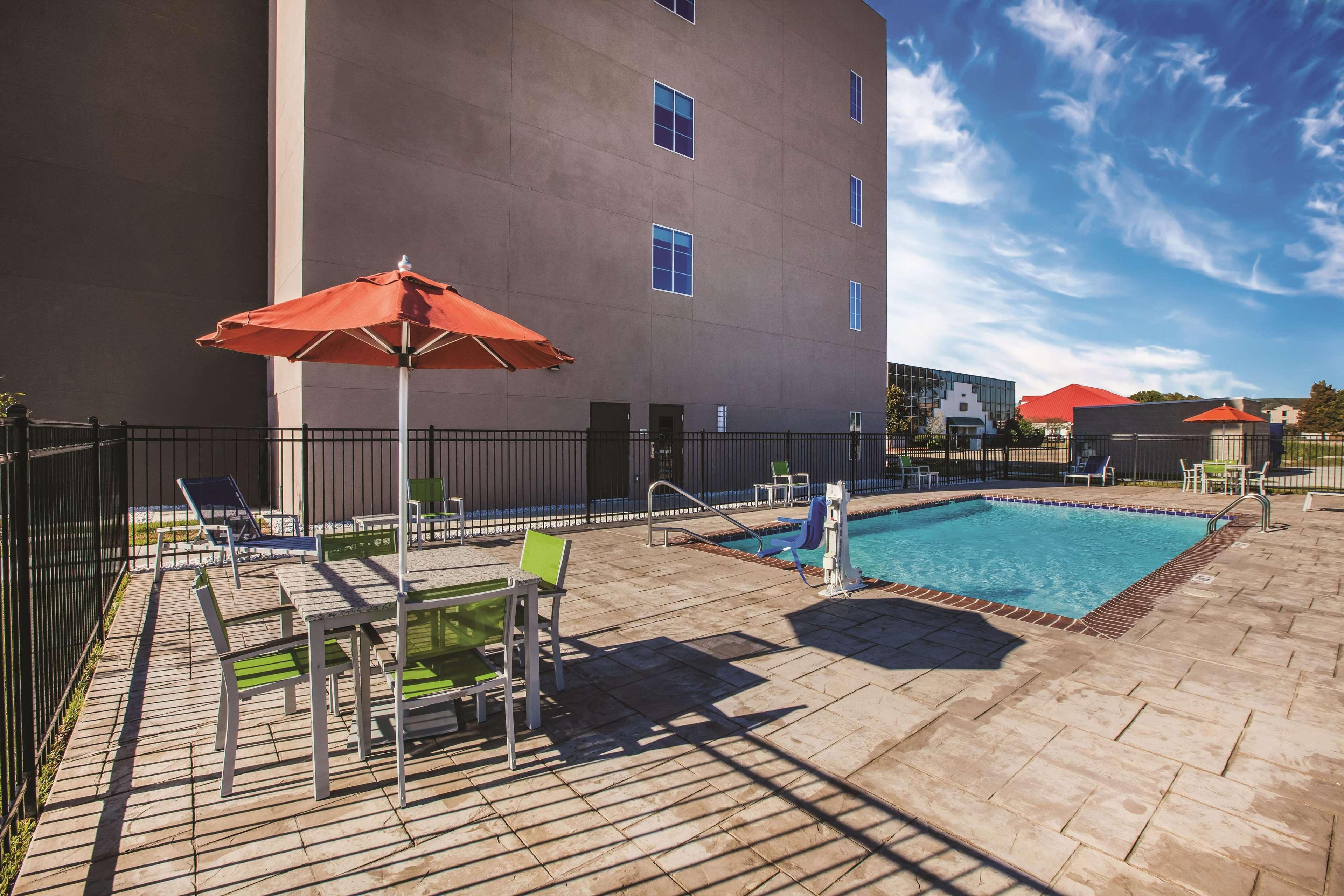 La Quinta Inn & Suites Port Allen La Exterior photo